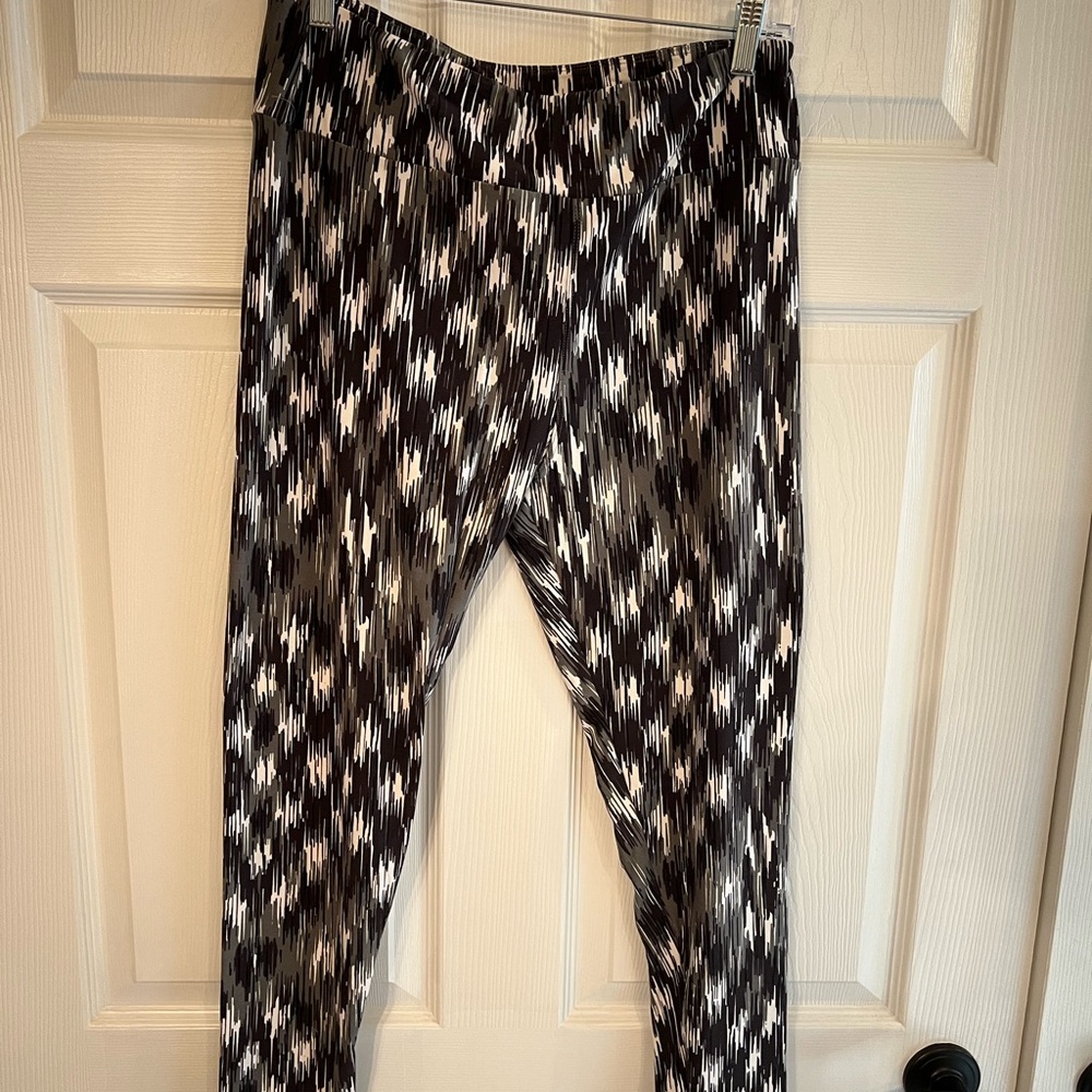 LuLaRoe Black, White and Gray Patterned Leggings